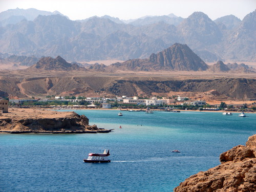 Le petit port connu sous le nom de Sharm el-Maya est situé à côté du port civil, a des logements pour les bateaux, et inclut un Yacht club avec des chambres.