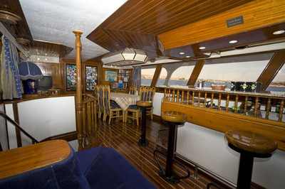 Bar-salon sur King Snefro 3 croisière plongée yacht à moteur à Sharm el Sheikh en Egypte