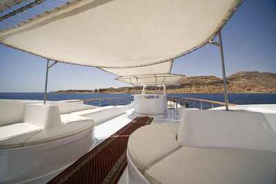 Pont bain de soleil sur King Snefro 3 croisière plongée yacht à moteur à Sharm el Sheikh en Egypte