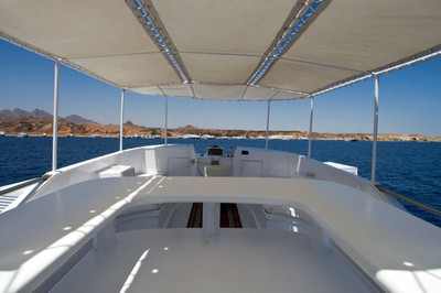 Pont bain de soleil sur King Snefro 6 croisière plongée yacht à moteur à Sharm el Sheikh en Egypte
