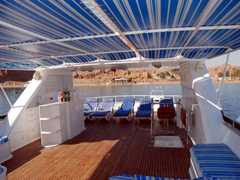 Pont bain de soleil sur M/Y Spirit croisière plongée yacht à moteur à Sharm el Sheikh en Egypte