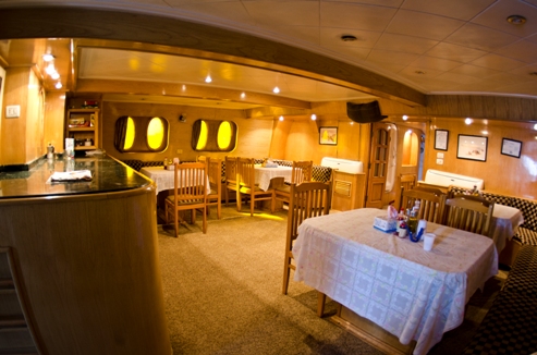 Salle à manger sur Sea Queen I croisière plongée yacht à moteur à Sharm el Sheikh en Egypte