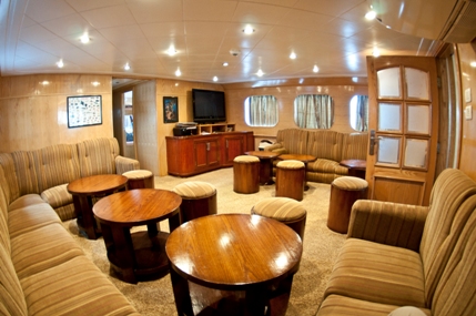 Salon intérieur sur Sea Queen I croisière plongée yacht à moteur à Sharm el Sheikh en Egypte